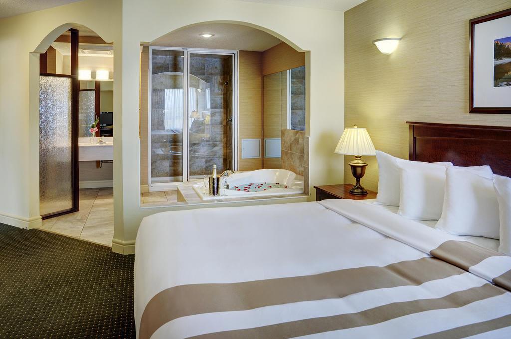 Chateau Nova Kingsway Эдмонтон Экстерьер фото